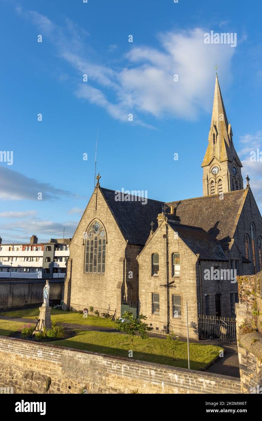 Une photo verticale de la cathédrale Saint-Patrick sur Bridge Street à Ringsend lors d'un après-midi ensoleillé à Dublin, en Irlande. Banque D'Images