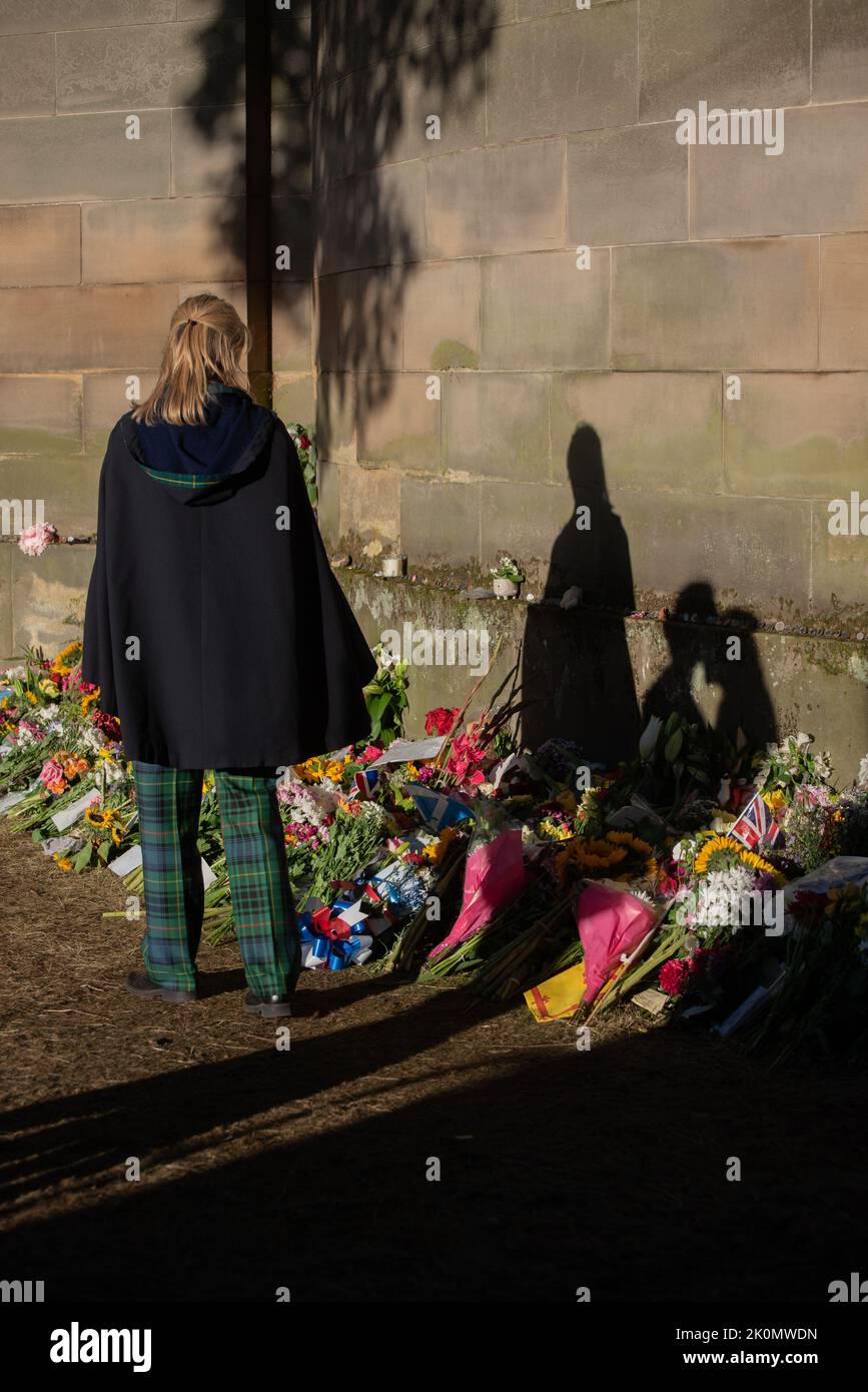 Édimbourg, Royaume-Uni, 12 septembre 2022. Souvenirs, fleurs et hommages laissés par les membres du public au Palais de Holyrood à la mémoire de la Reine Elizabeth II Gayle McIntyre / Alamy Live News Banque D'Images