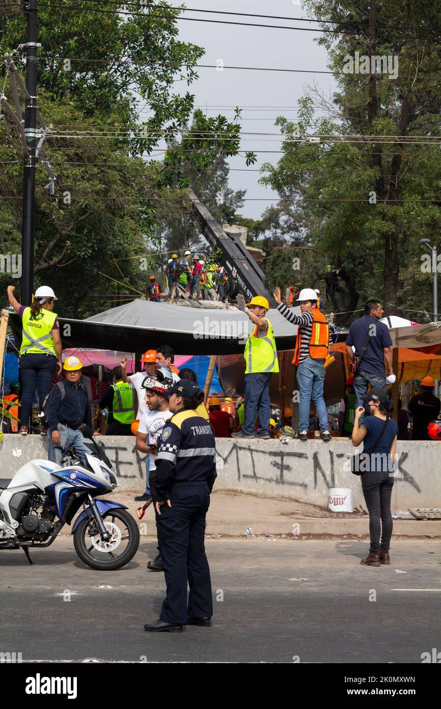 En 2017, un séisme de magnitude 8,1 a secoué le Mexique, faisant au moins 98 morts. C'était la grève la plus forte au Mexique depuis un siècle. Quelques jours plus tard, un tremblement de terre de magnitude 7,1 a secoué Mexico qui a renversé des structures et provoqué des évacuations dans la capitale mexicaine. Mexique. Banque D'Images