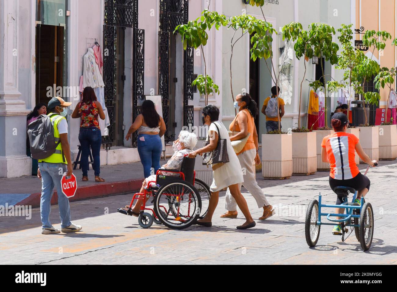 Personnes marchant un dimanche, centre historique de Merida, Mexique Banque D'Images