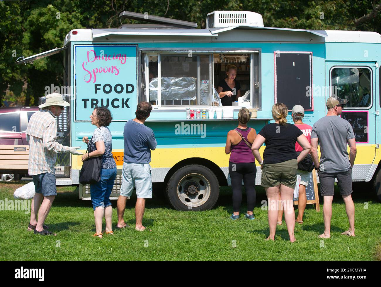 Les participants à la foire attendent près d'un camion alimentaire à la foire du Moulin à vent de Eastham à Cape Cod, aux États-Unis Banque D'Images