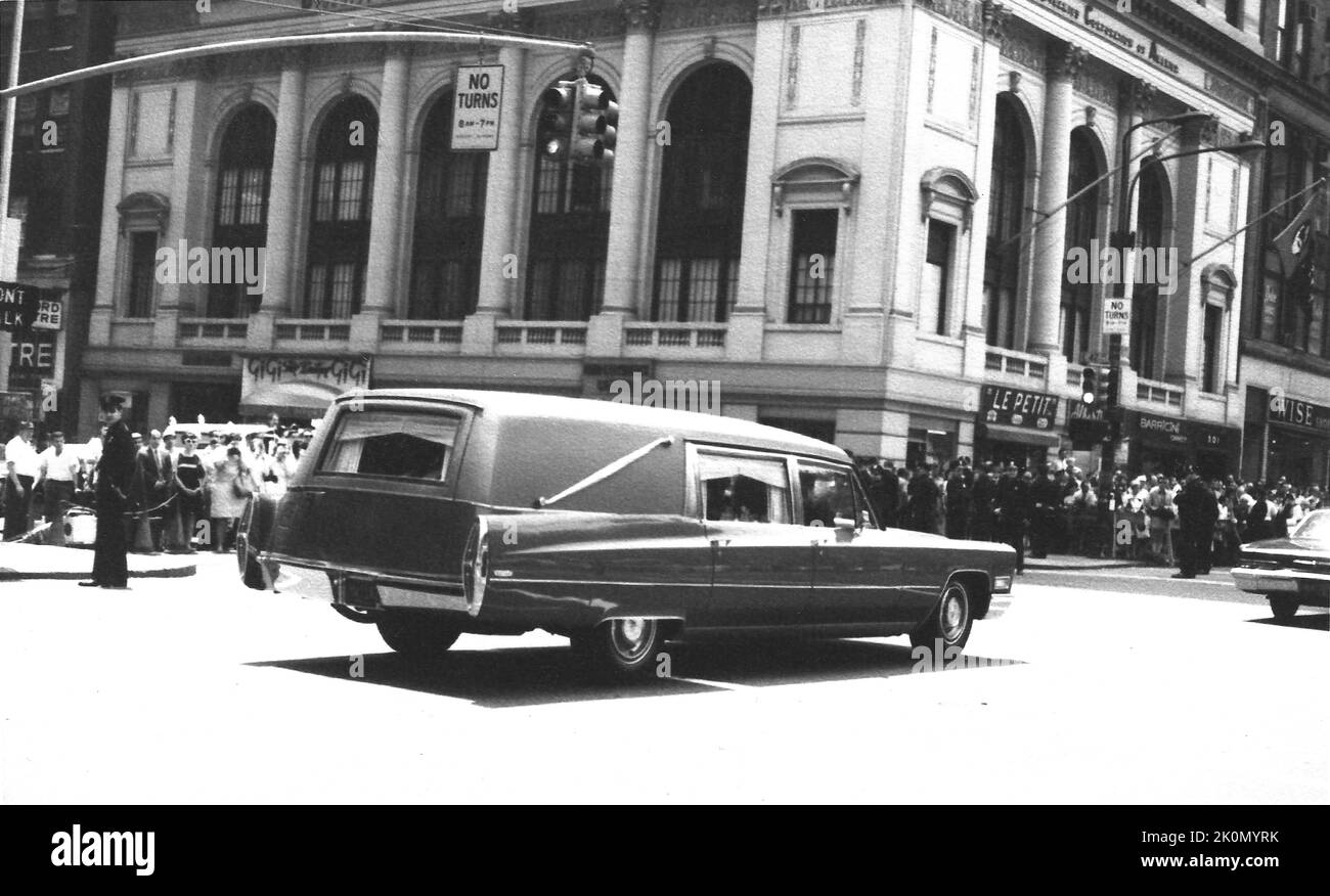 Corbillard contenant le corps de Robert F. Kennedy sur la route de la cathédrale Saint-Patrick, New York City à la gare pour le train à Washington Banque D'Images