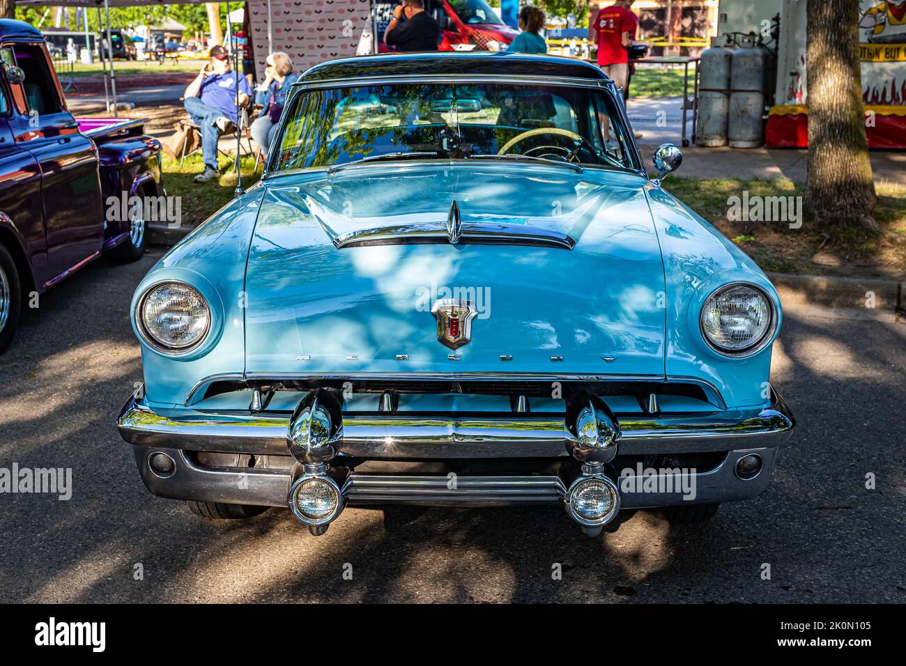 Falcon Heights, MN - 18 juin 2022 : vue de face d'un coupé Monterey Mercury 1953 lors d'un salon automobile local. Banque D'Images