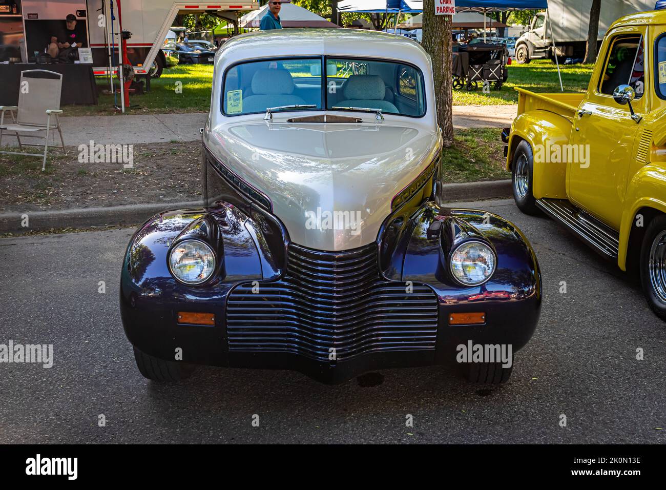 Falcon Heights, MN - 18 juin 2022 : vue de face d'un coupé principal 85 de Chevrolet 1940 lors d'un salon automobile local. Banque D'Images