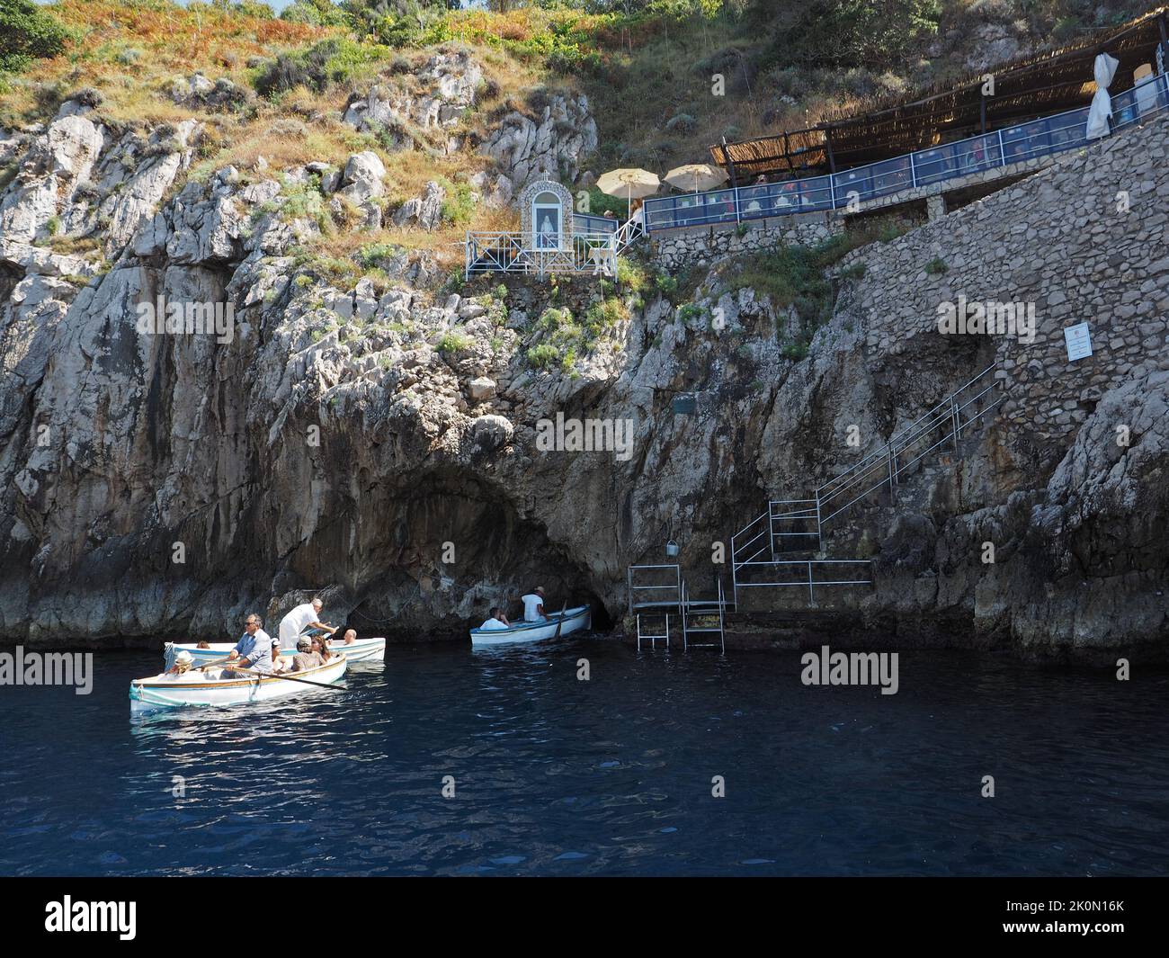 Entrée à la grotte bleue de l'île de Capri. L'entrée est si petite qu'on ne peut se trouver que sur le sol de bateaux à rames étroits. Capri, IT Banque D'Images