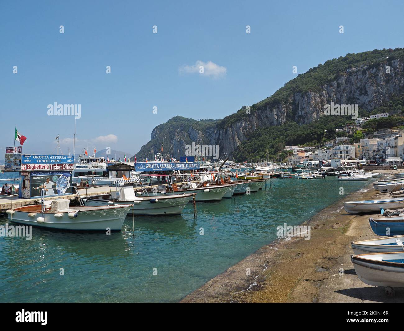 Port de Capri avec de nombreux bateaux touristiques qui sont utilisés pour visiter la grotte azzurro ou tour autour de l'île. Capri, Campanie, Italie Banque D'Images