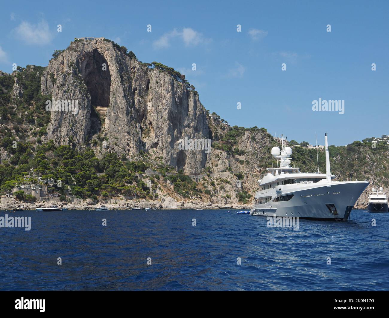superyacht ancré près de la côte de Capri avec la célèbre formation de roche d'une grotte effondrée. Capri, Campanie, Italie Banque D'Images