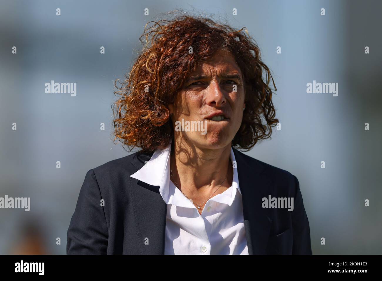 Turin, Italie, 11th septembre 2022. Rita Guarino entraîneur en chef d'Internazionale réagit alors qu'elle se rend au dressing pour l'intervalle de temps demi dans le match série A Femminile au centre d'entraînement de Juventus, à Turin. Le crédit photo devrait se lire: Jonathan Moscrop / Sportimage Banque D'Images