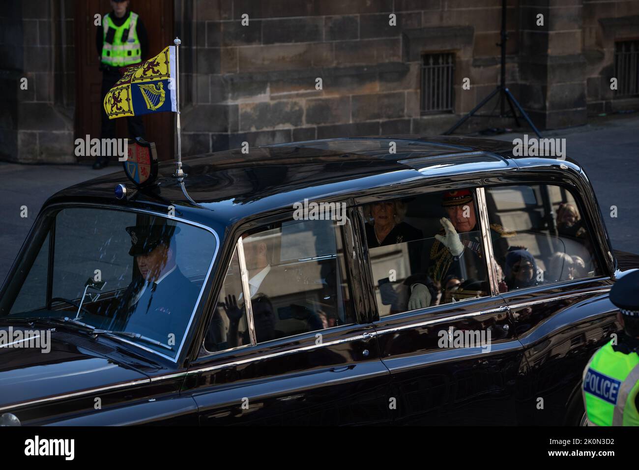 Édimbourg, Écosse, le 12 septembre 2022. Le roi Charles III quitte la cathédrale St Giles après un service pour sa Majesté la reine Elizabeth II, à Édimbourg, en Écosse, le 12 septembre 2022. Crédit photo: Jeremy Sutton-Hibbert/ Alamy Live news. Banque D'Images