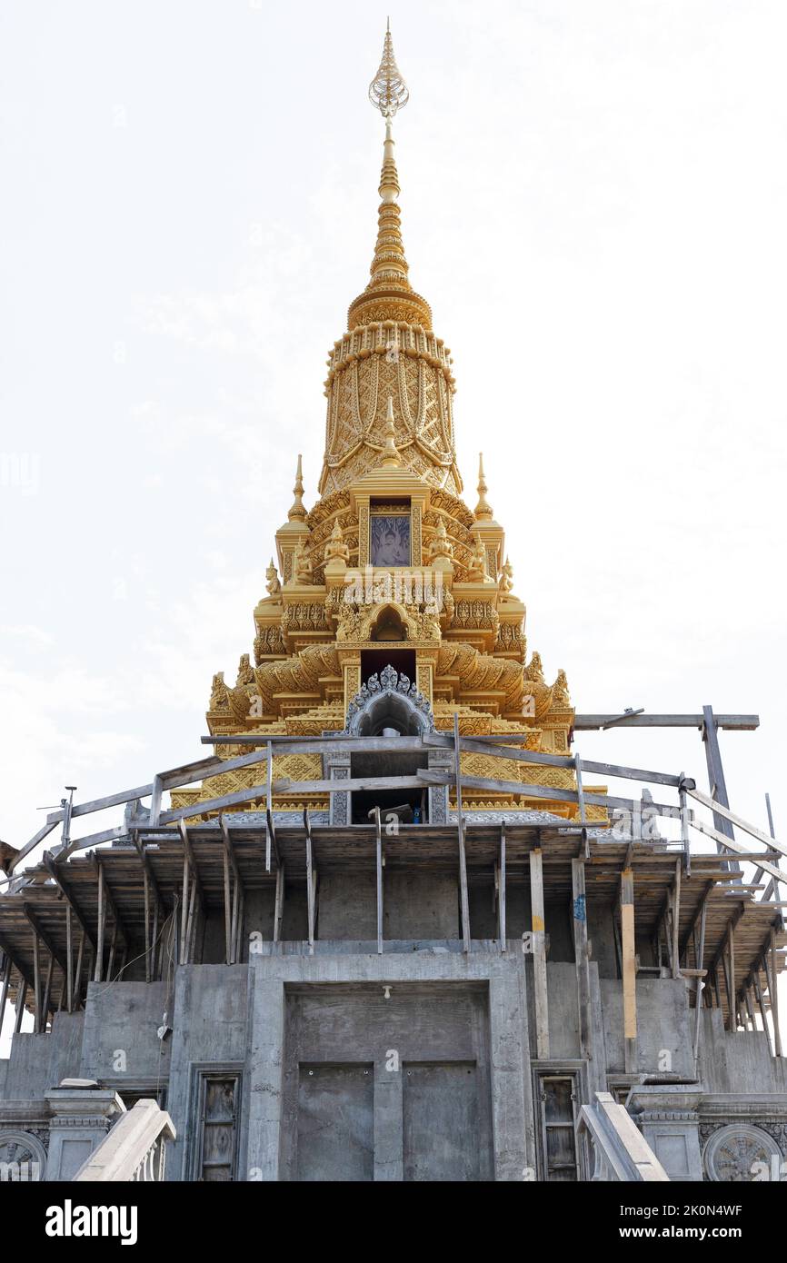 Un temple partiellement terminé avec une flèche d'or en construction au monastère bouddhiste cambodgien Watt Munisotaram à Hampton, Minnesota. Banque D'Images
