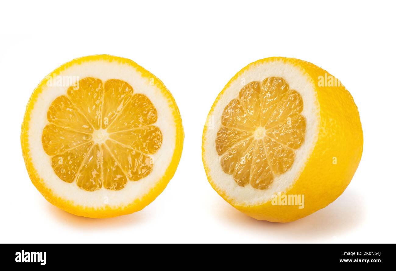 Couper les fruits de citron isolé sur fond blanc Banque D'Images