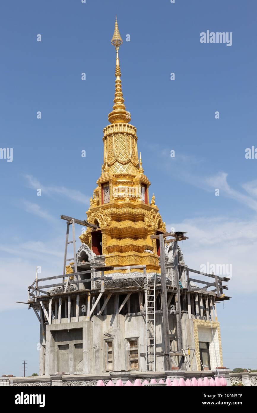 Un temple partiellement terminé avec une flèche d'or en construction au monastère bouddhiste cambodgien Watt Munisotaram à Hampton, Minnesota. Banque D'Images