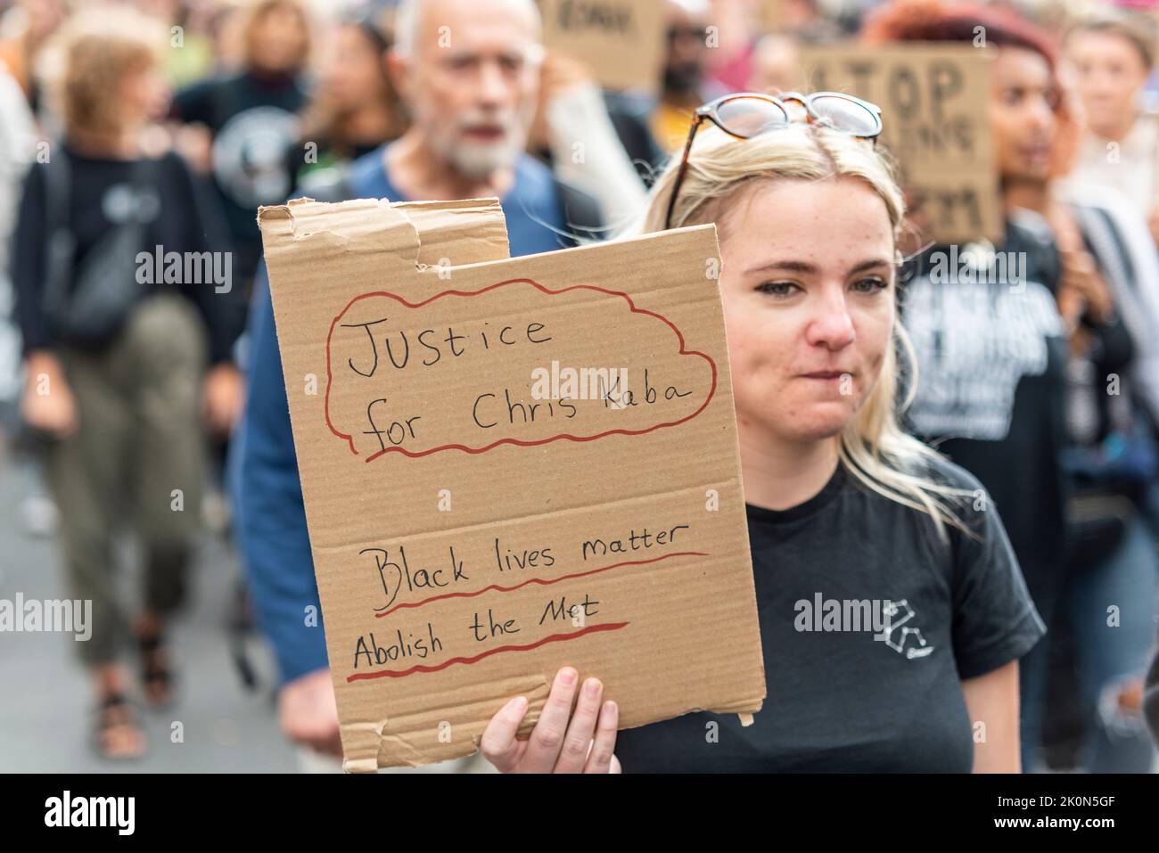Black Lives Matter manifestation qui a lieu à Whitehall suite à la fusillade de la police de Chris Kaba, une victime non armée. Les manifestants du BLM sont en colère. Écriteaux Banque D'Images
