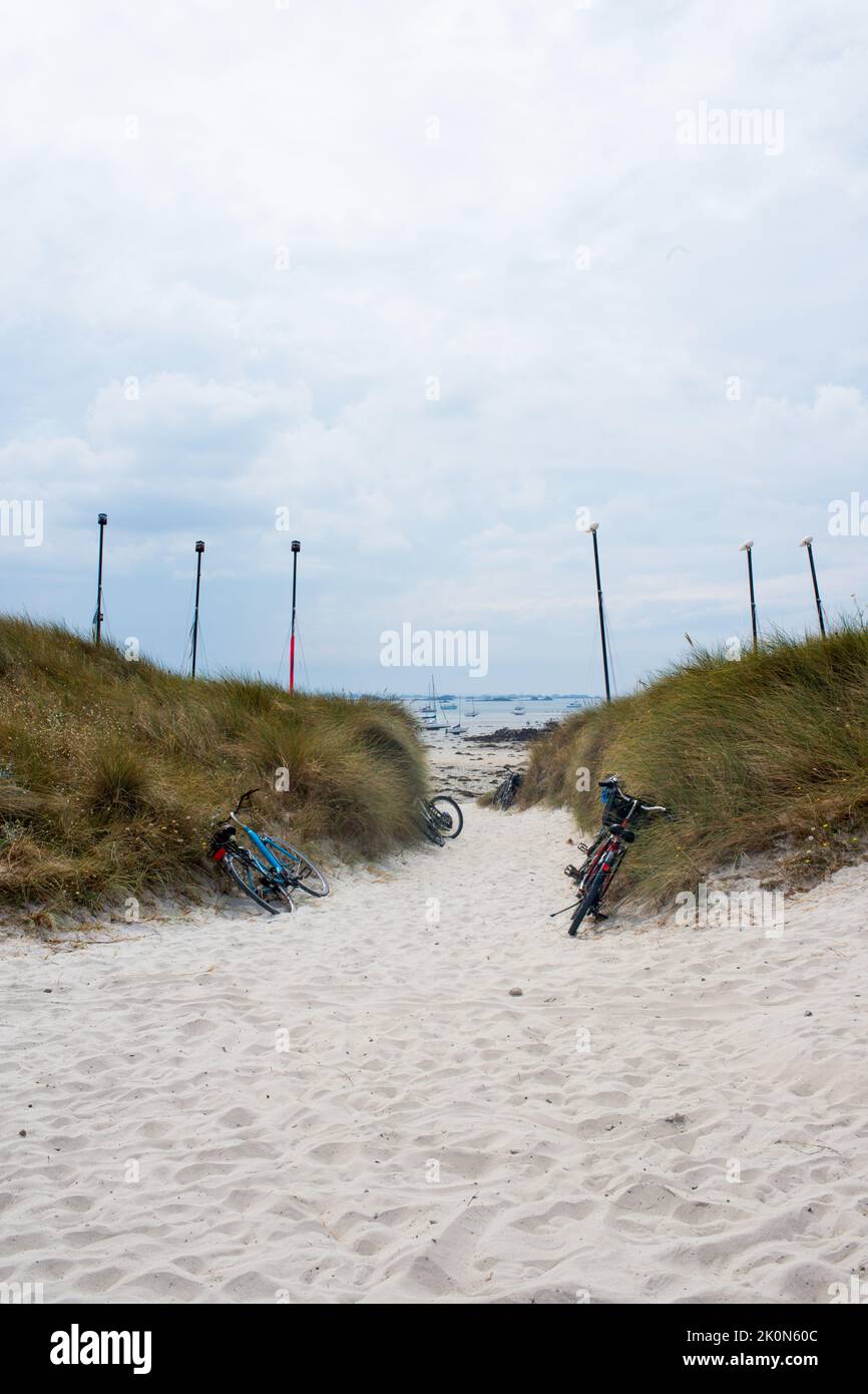 Vélos à l'entrée de la plage. Île de Batz, France. Europe Banque D'Images