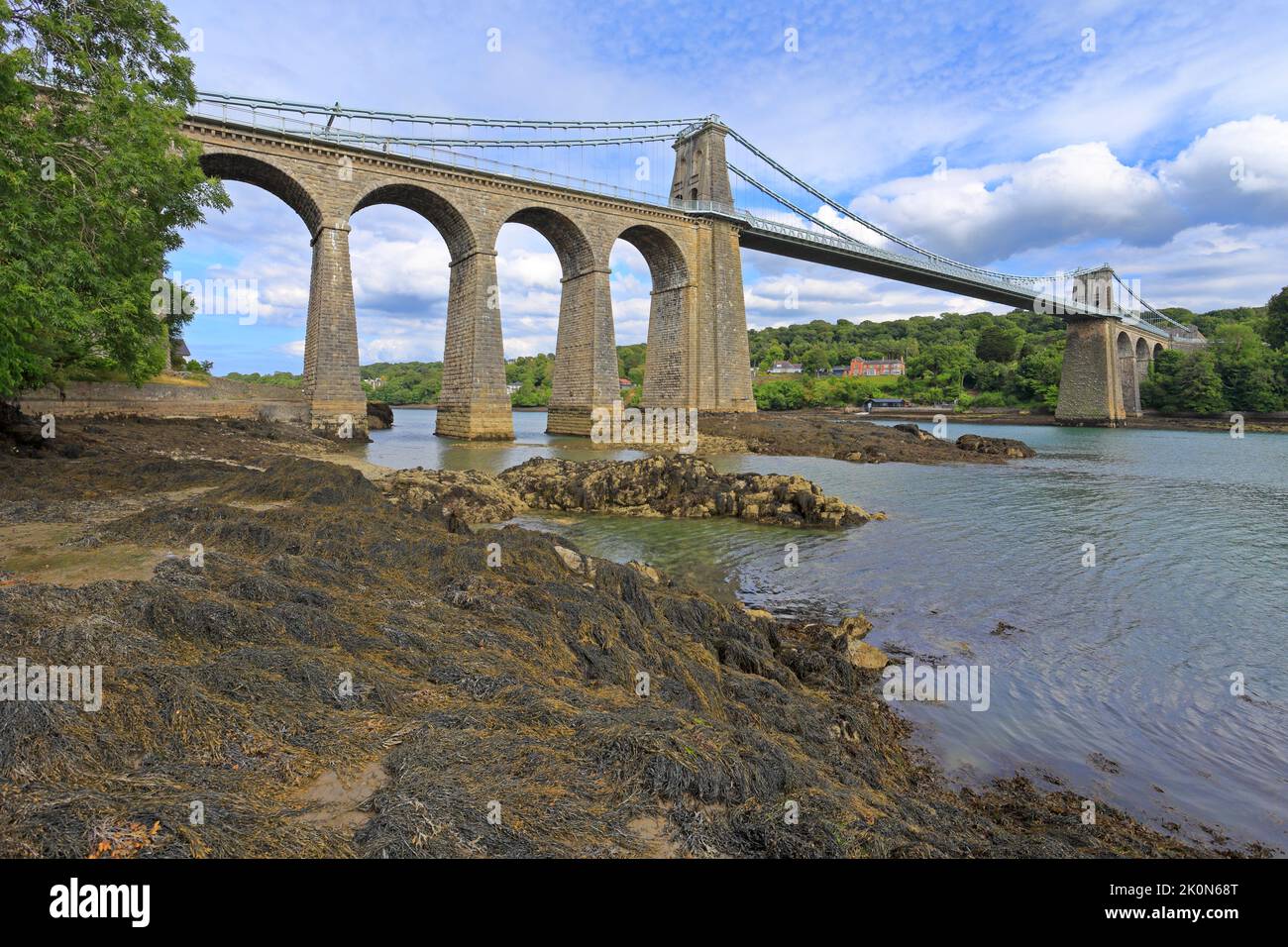 Pont suspendu Menai de Thomas Telford, Pont Menai, du détroit de Menai, pont Menai, île d'Anglesey, Ynys mon, pays de Galles du Nord, ROYAUME-UNI. Banque D'Images