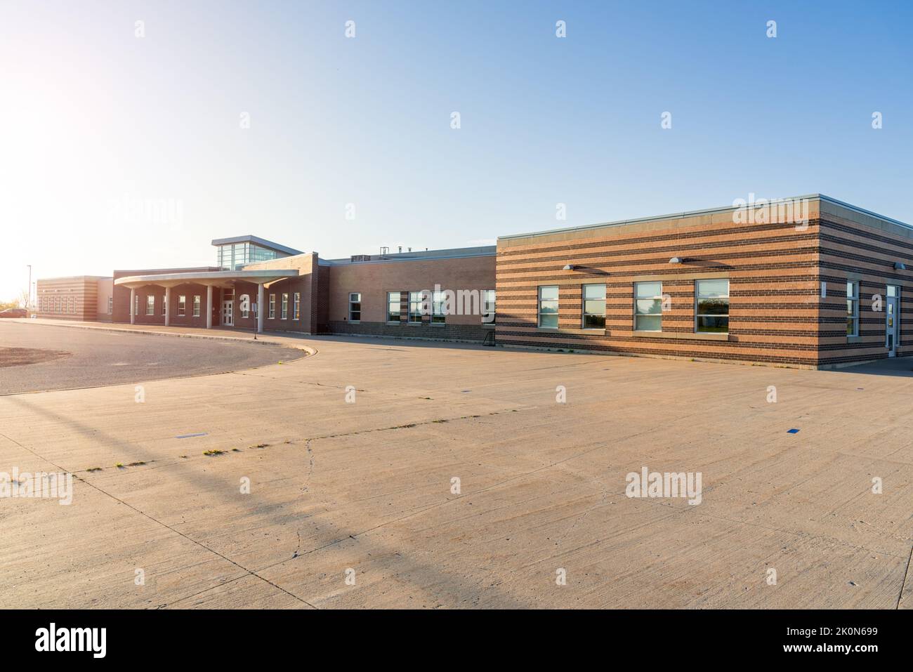 Extérieur d'une école moderne sous ciel clair au coucher du soleil. Concept de retour à l'école. Banque D'Images