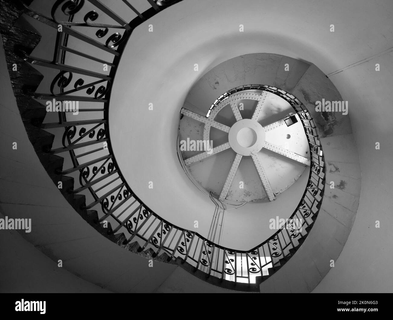 Image monochrome de l'escalier en colimaçon à l'intérieur du vieux phare de Dungeness, Kent, Angleterre. Banque D'Images