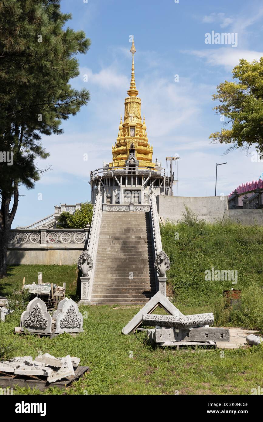Un temple partiellement terminé avec une flèche d'or en construction au monastère bouddhiste cambodgien Watt Munisotaram à Hampton, Minnesota. Banque D'Images