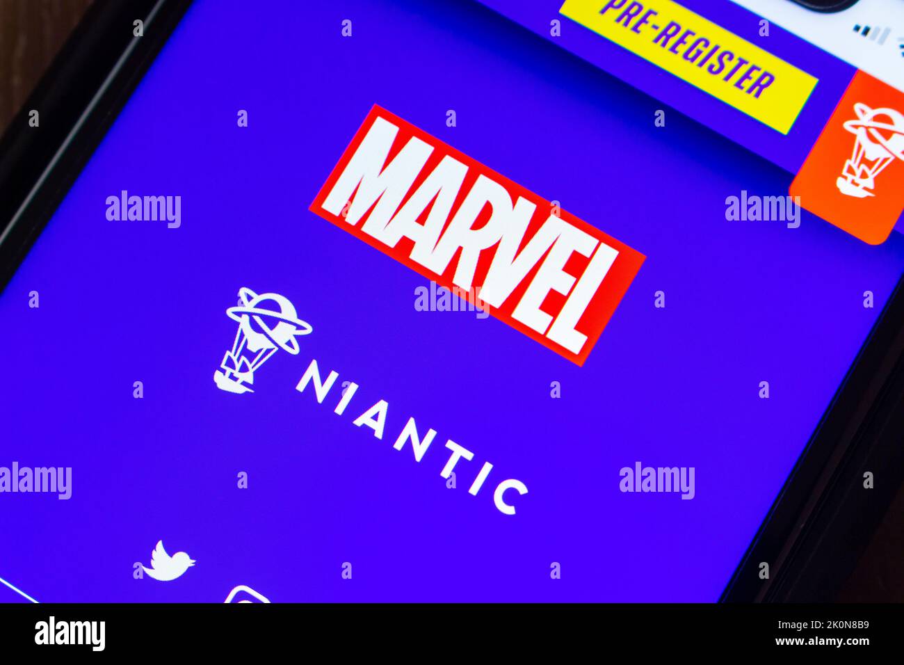 LOGOS MARVEL et Niantic sur LE site WEB DE MARVEL World of Heroes sur iPhone. MARVEL et Niantic se sont associés pour lancer AR Mobile Game MARVEL World of Heroes Banque D'Images