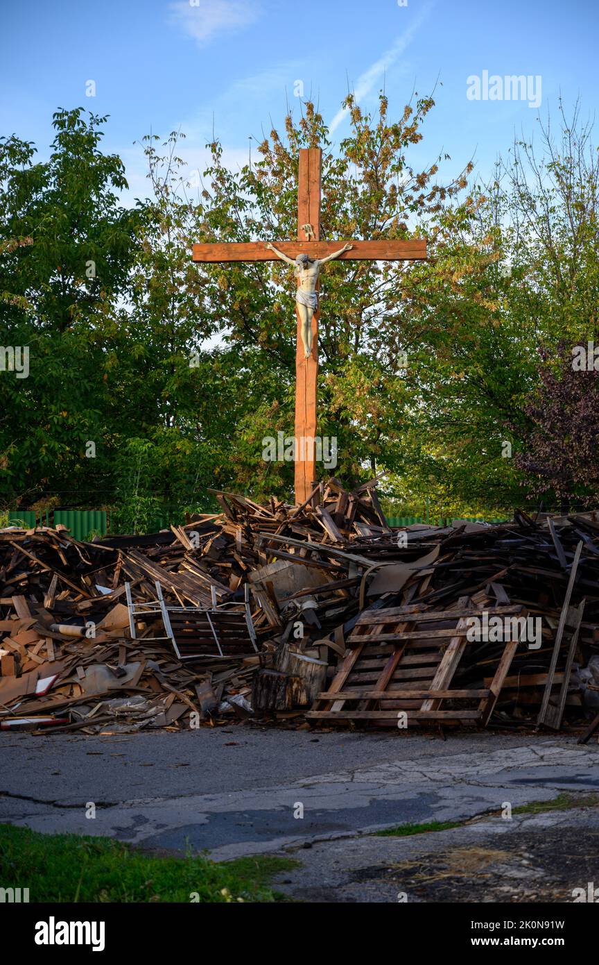 La Croix avec Jésus-Christ entourée de débris de bois. Banque D'Images La Croix avec Jésus-Christ entourée de débris de bois. Banque D'Images