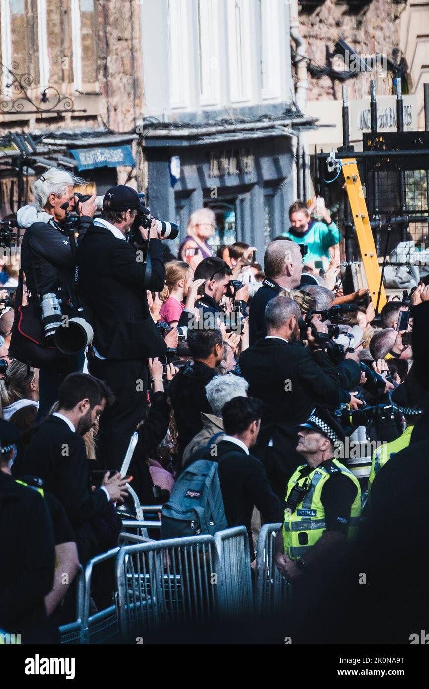 Édimbourg, Écosse, le 12th septembre 2022. Des milliers de personnes s'alignent sur le Royal Mile à Édimbourg, où la Reine est arrivée à St Giles Banque D'Images
