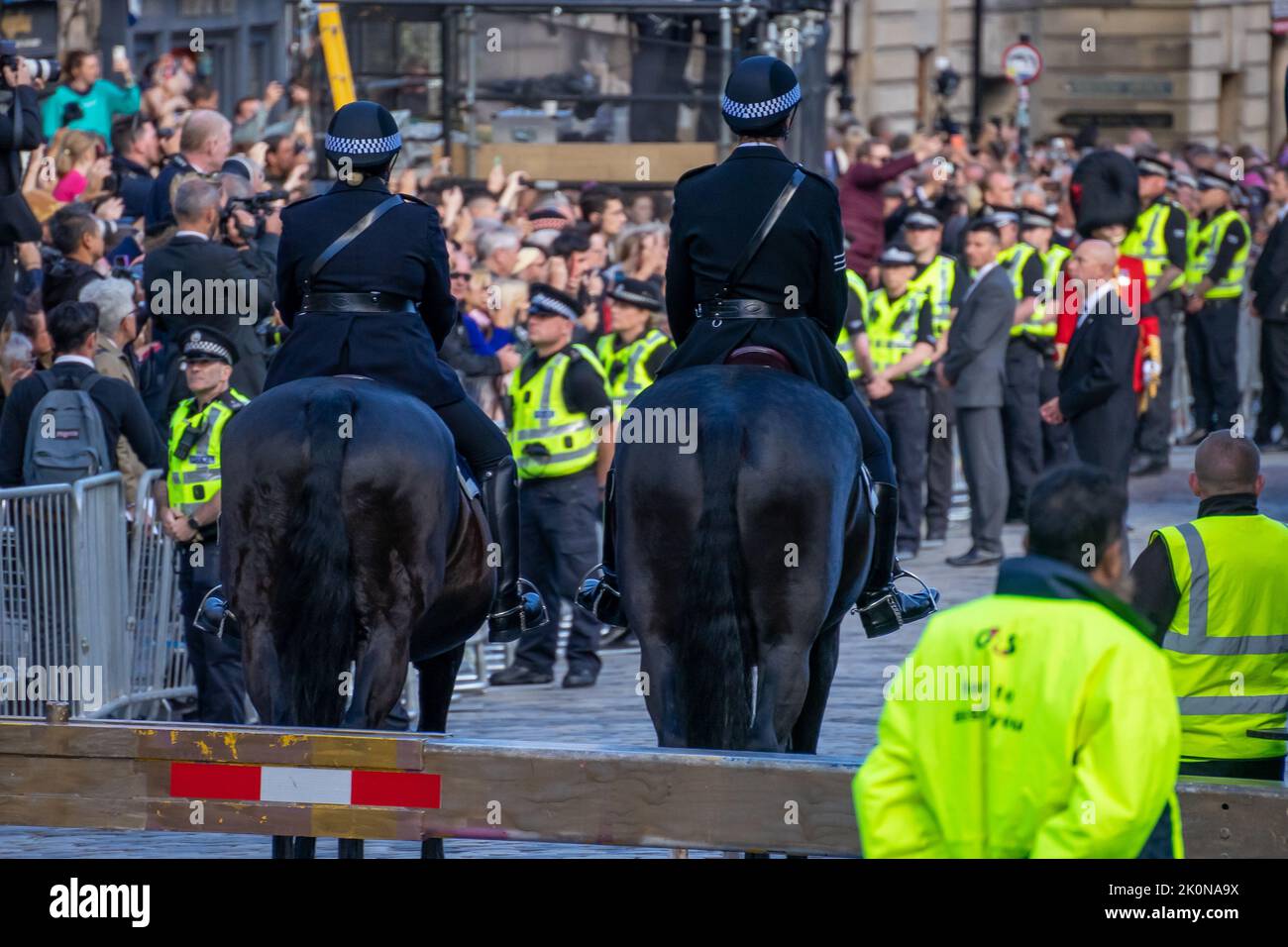 Édimbourg, Écosse, le 12th septembre 2022. Des milliers de personnes s'alignent sur le Royal Mile à Édimbourg, où la Reine est arrivée à St Giles Banque D'Images