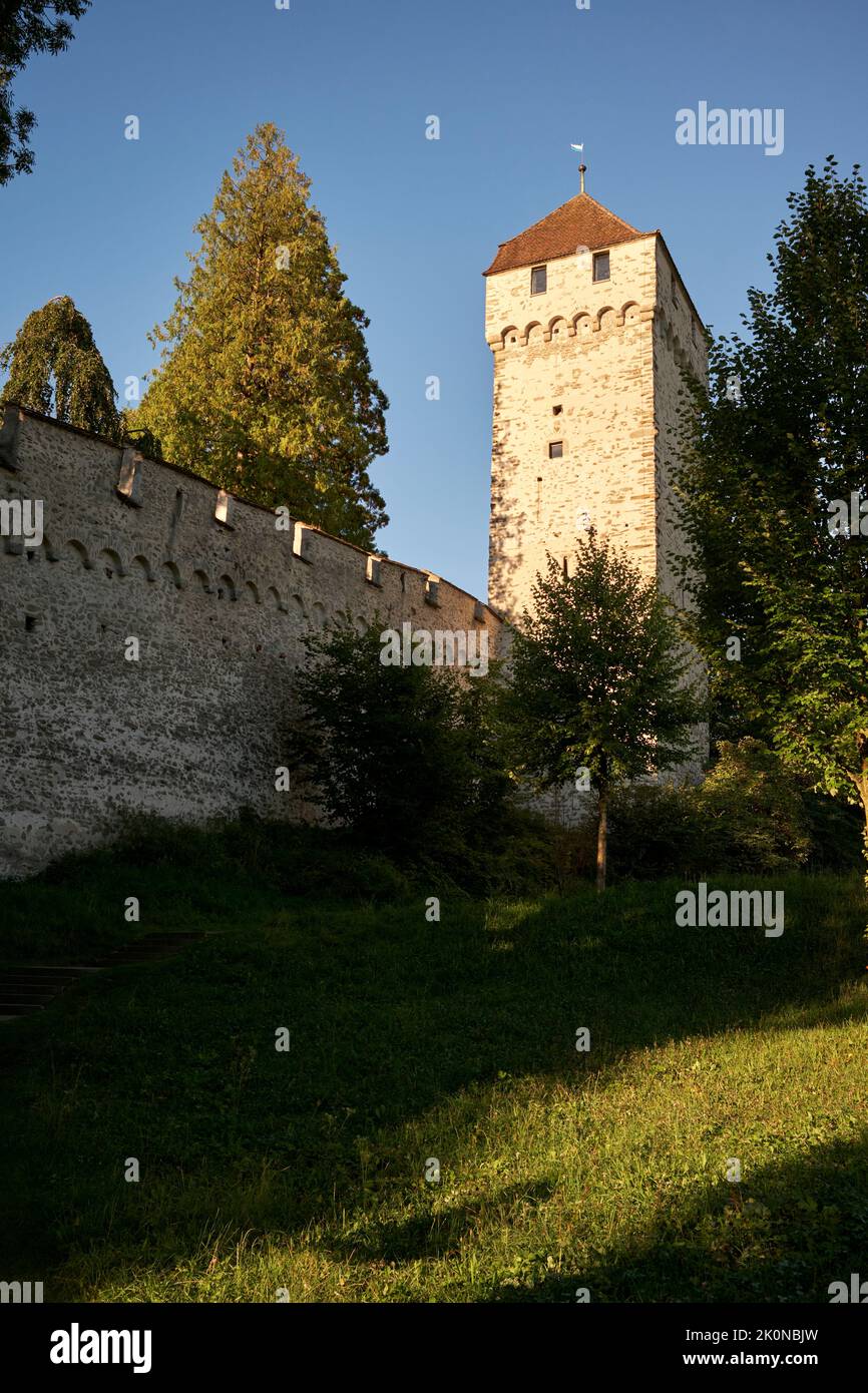 Mur de la ville médiévale avec tour en pierre sous ciel bleu en Suisse Banque D'Images