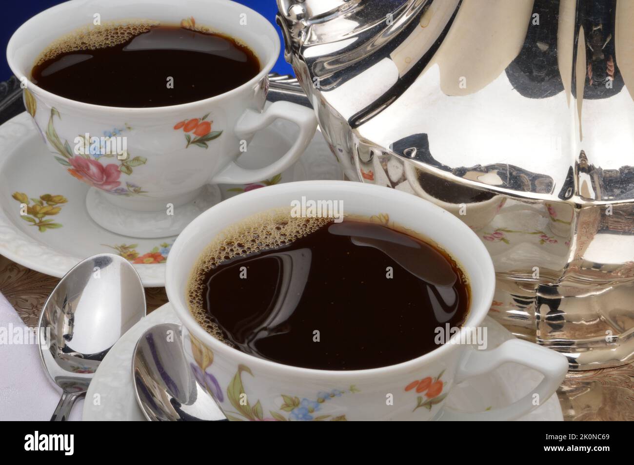 Cadre formel avec tasses à café et ensemble de café argenté Banque D'Images Cadre formel avec tasses à café et ensemble de café argenté Banque D'Images