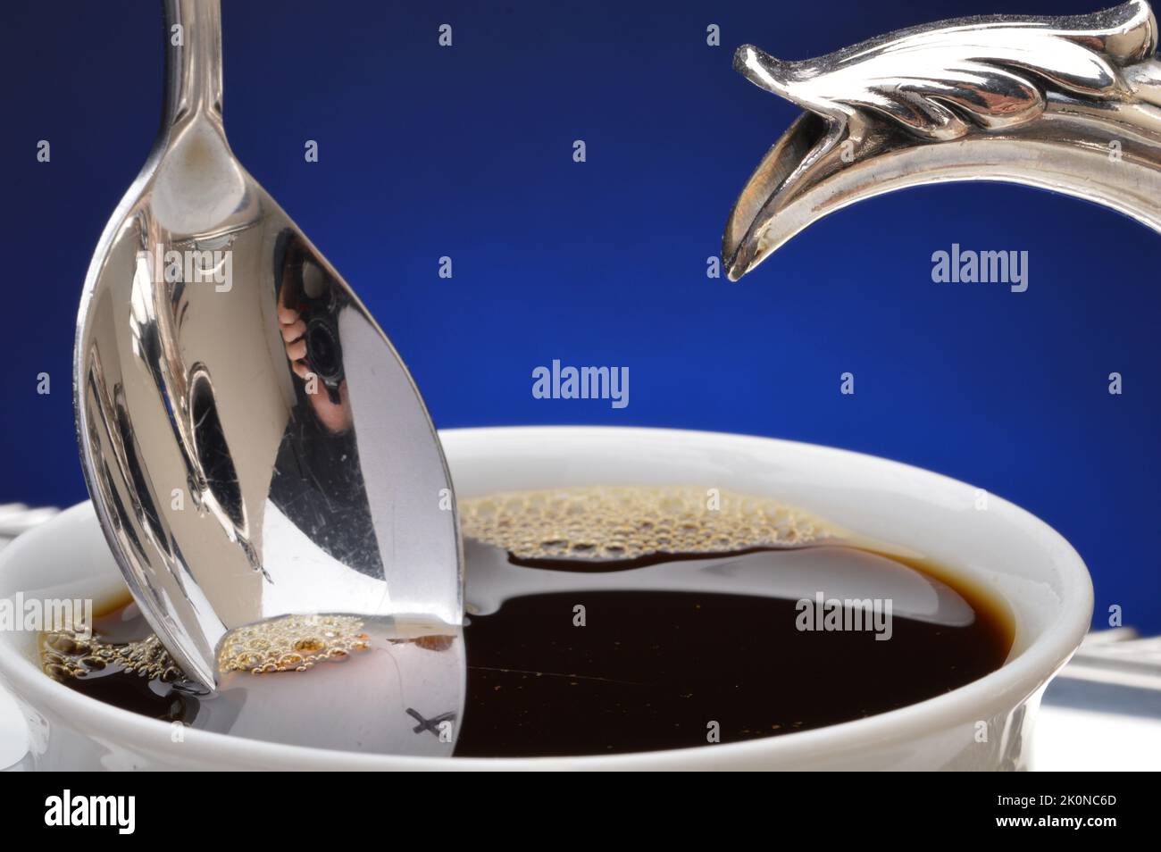 Cuillère, tasse à café et unité d'écoulement de la cafetière Banque D'Images