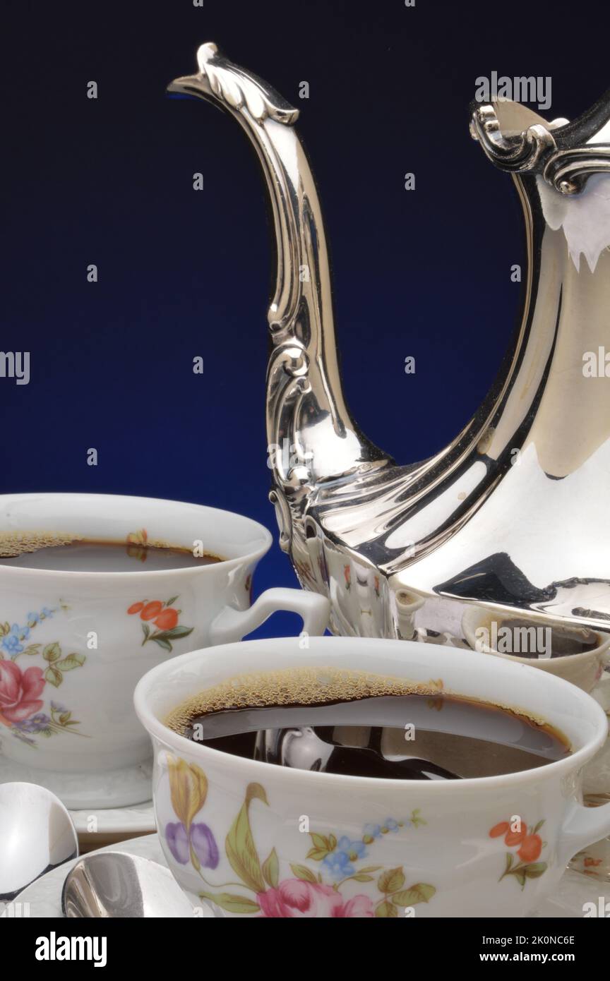 Cadre formel avec tasses à café et ensemble de café argenté Banque D'Images Cadre formel avec tasses à café et ensemble de café argenté Banque D'Images