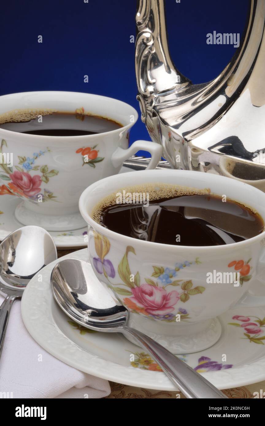 Cadre formel avec tasses à café et ensemble de café argenté Banque D'Images Cadre formel avec tasses à café et ensemble de café argenté Banque D'Images