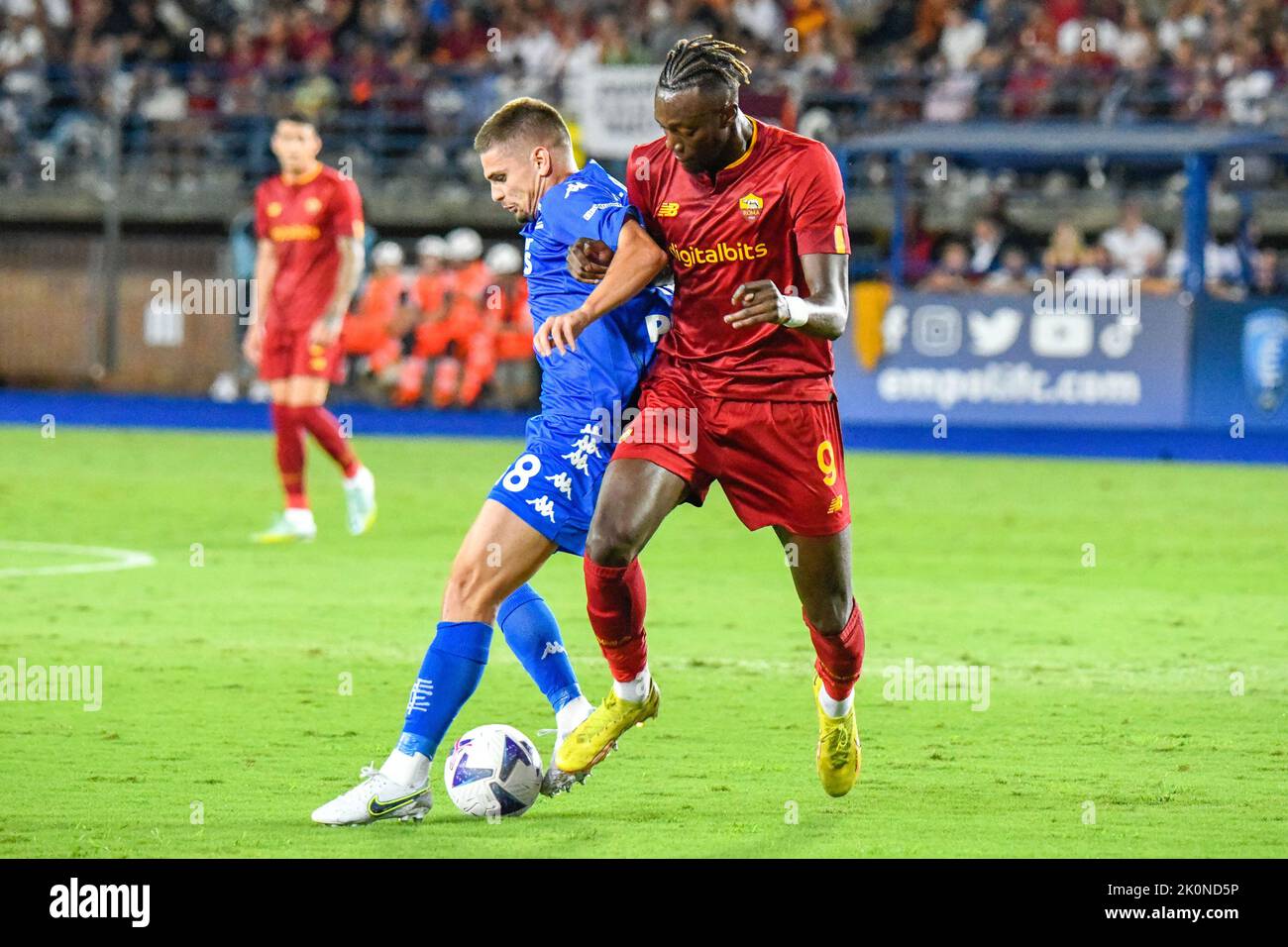 Empoli, Italie: 12 septembre 2022, Empoli, Italie, Carlo Castellani Stadium, 12 septembre 2022,‚-„-âs Razvan Marin se bat pour le ballon contre Tammy Abraham de Roma pendant Empoli FC vs AS Roma - football italien série A match. (Image de crédit : © Fabio Fagiolini/LPS via ZUMA Press Wire) Banque D'Images