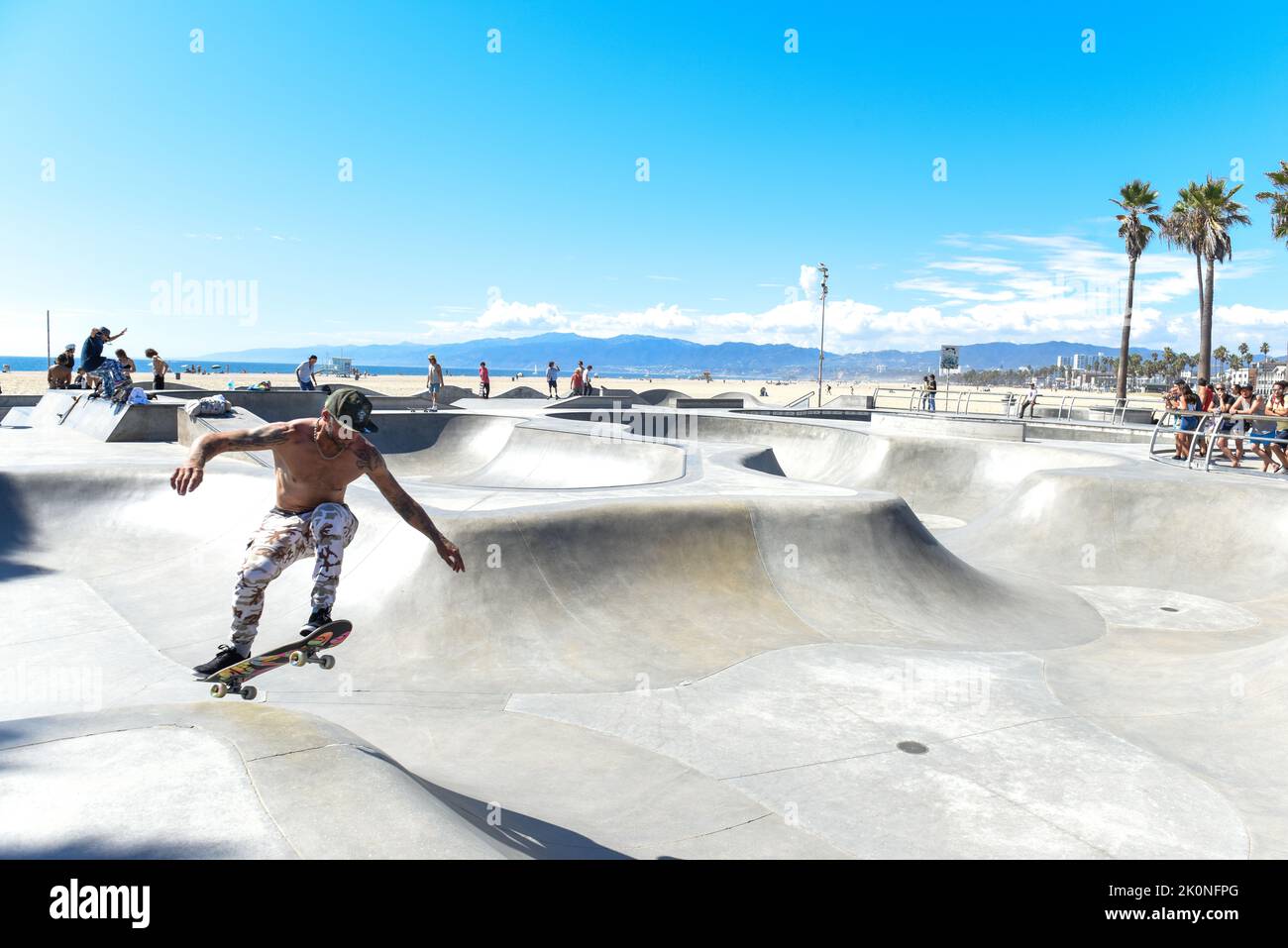 Un patineur très talentueux faisant quelques cascades étonnantes, Venice Beach, Skate Park. Banque D'Images