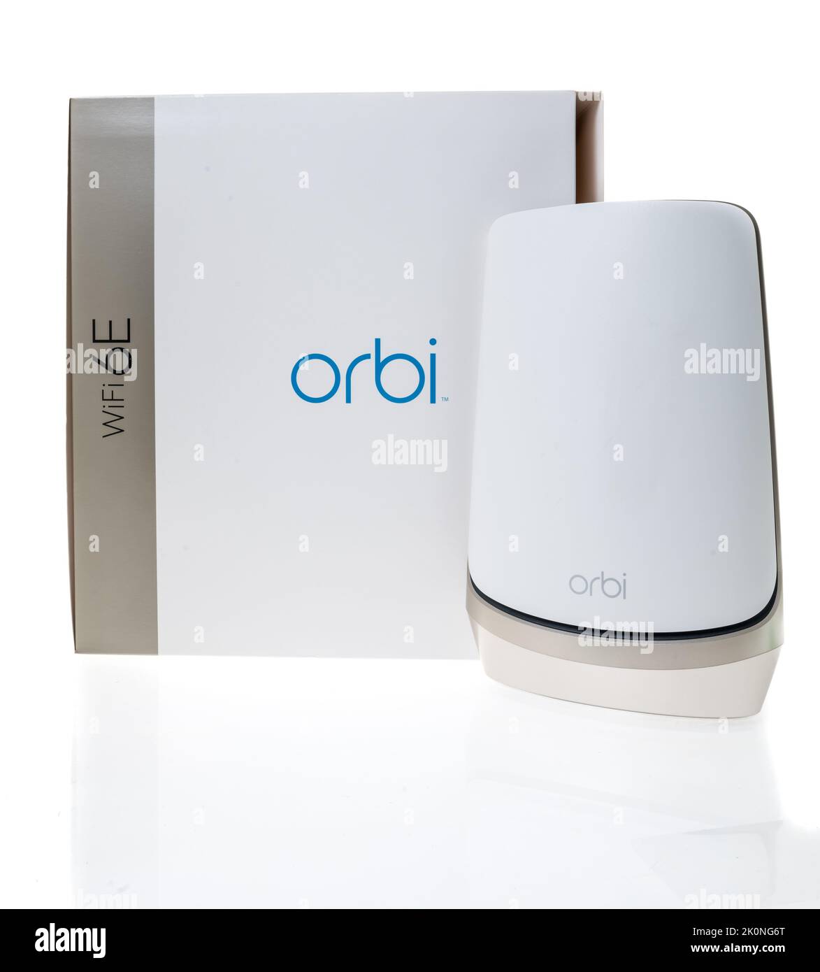 Winneconne, WI - 20 août 2022: Un paquet de Netgear Orbi AX11000 RBKE963 l'ulitmate dans la maison intelligente Wi-Fi quadribande mesh système wifi sur un isolé Banque D'Images