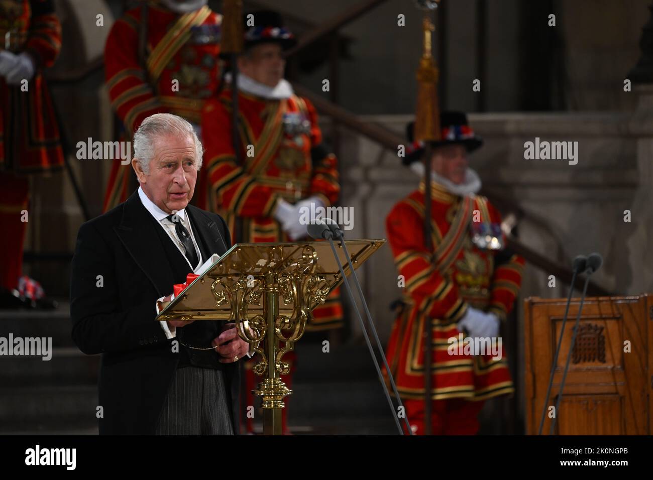 (220912) -- LONDRES, le 12 septembre 2022 (Xinhua) -- le roi Charles III de Grande-Bretagne prononce sa première allocution devant le Parlement à Westminster Hall, à Londres, en Grande-Bretagne, le 12 septembre 2022. Le roi de Grande-Bretagne Charles III a dit qu'il sentait « le poids de l'histoire » et s'est engagé à suivre l'exemple de sa mère, la reine Elizabeth II, dans son premier discours devant le Parlement lundi. (Jessica Taylor/UK Parliament/Handout via Xinhua) CRÉDIT OBLIGATOIRE SPÉCIAL : UK Parliament/Jessica Taylor Banque D'Images