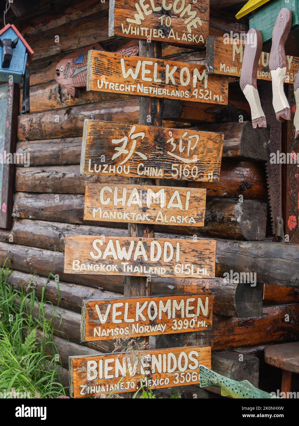 Whittier Alaska - 11 août 2008; série de panneaux en poste accueillant les touristes dans une sélection de langues Banque D'Images