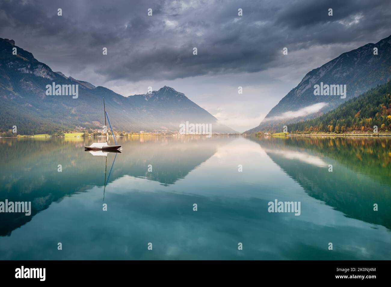 Voiliers dans le lac Achensee près d'Innsbruck à l'aube paisible, alpes du Tyrol, Autriche Banque D'Images