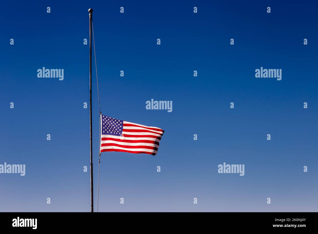 Drapeau américain soufflant sur le ciel bleu à mi-mât à New York, septembre 11, Etats-Unis Banque D'Images