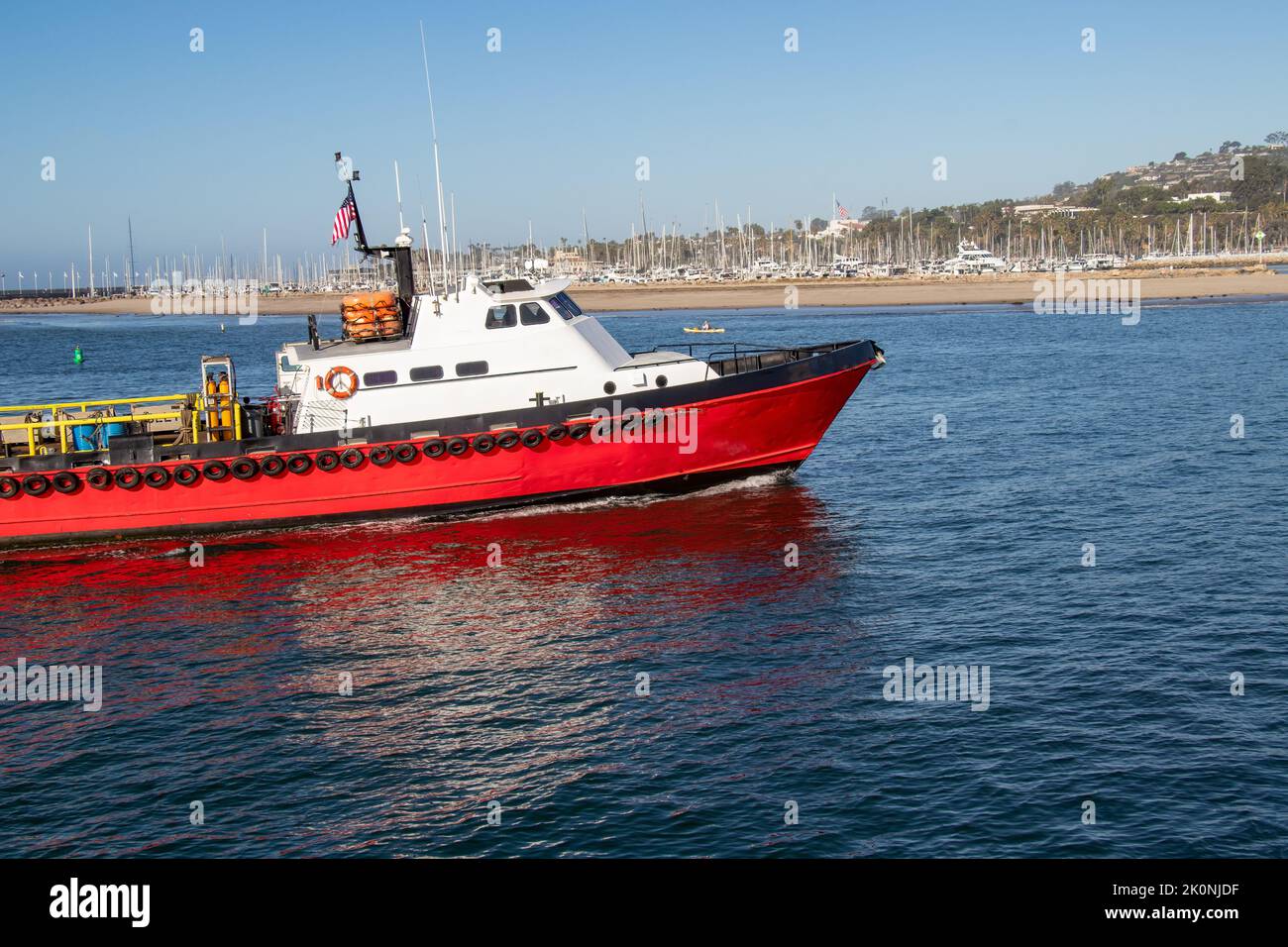 Un bateau d'approvisionnement en remorqueurs en mer naviguant jusqu'à l'embarcadère près de Santa Barbara Banque D'Images