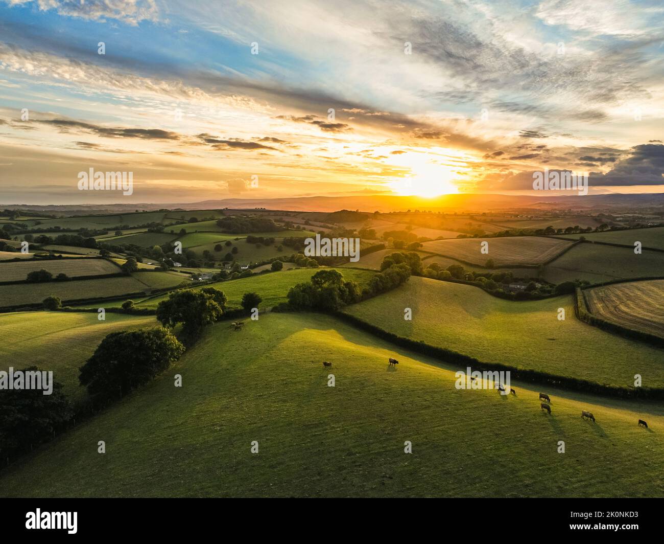 Coucher de soleil sur les terres agricoles et les champs d'un drone, Devon, Angleterre, Europe Banque D'Images