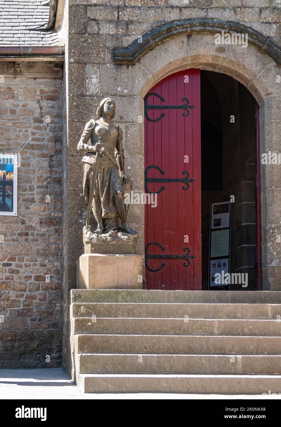 Mont SaintMichel, Normandie, France 8 juillet 2022 statue de Jeanne d'Arc en pierre au