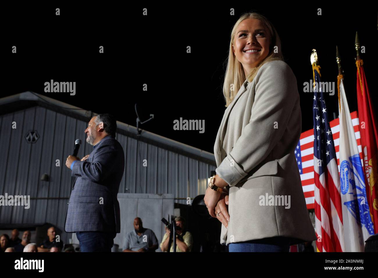 La candidate républicaine à la Chambre des représentants des États-Unis Karoline Leavitt est rejointe et approuvée par le sénateur américain Ted Cruz (R-TX) lors d'un rassemblement de vote à Londonderry, New Hampshire, États-Unis, 8 septembre 2022. REUTERS/Brian Snyder Banque D'Images