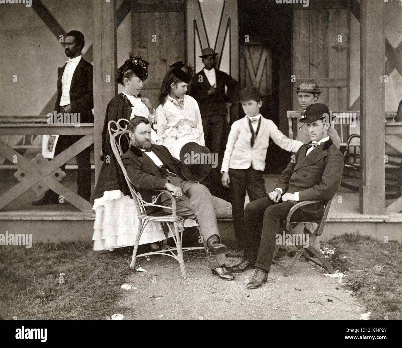 Le président Ulysses Grant et son épouse, Julia Dent Grant, et leurs quatre enfants; Jesse, Ulysses Jr., Ellen (connue sous le nom de Nellie), et Frederick devant leur chalet. Deux hommes noirs sont également présents, dont les identités sont inconnues. Banque D'Images