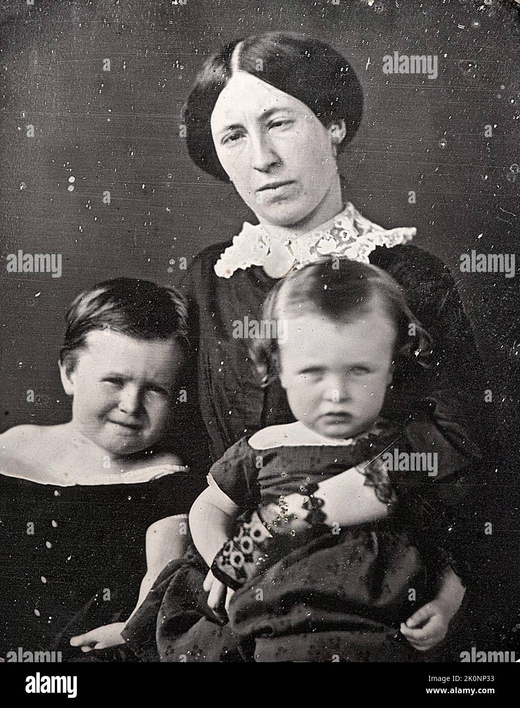 Portrait de Julia Dent Grant (la femme et la première dame de la présidente Ulysses Grant) avec ses enfants les plus âgés, Frédéric Dent Grant et Ulysses S. Grant, Jr. La photo est de 1854 quand Julia avait 28 ans. Ce portrait est inhabituel en ce qu'elle est vue à la caméra. Elle souffrait de strabisme (yeux croisés) et, par conséquent, la plupart de ses portraits sont en profil. Banque D'Images