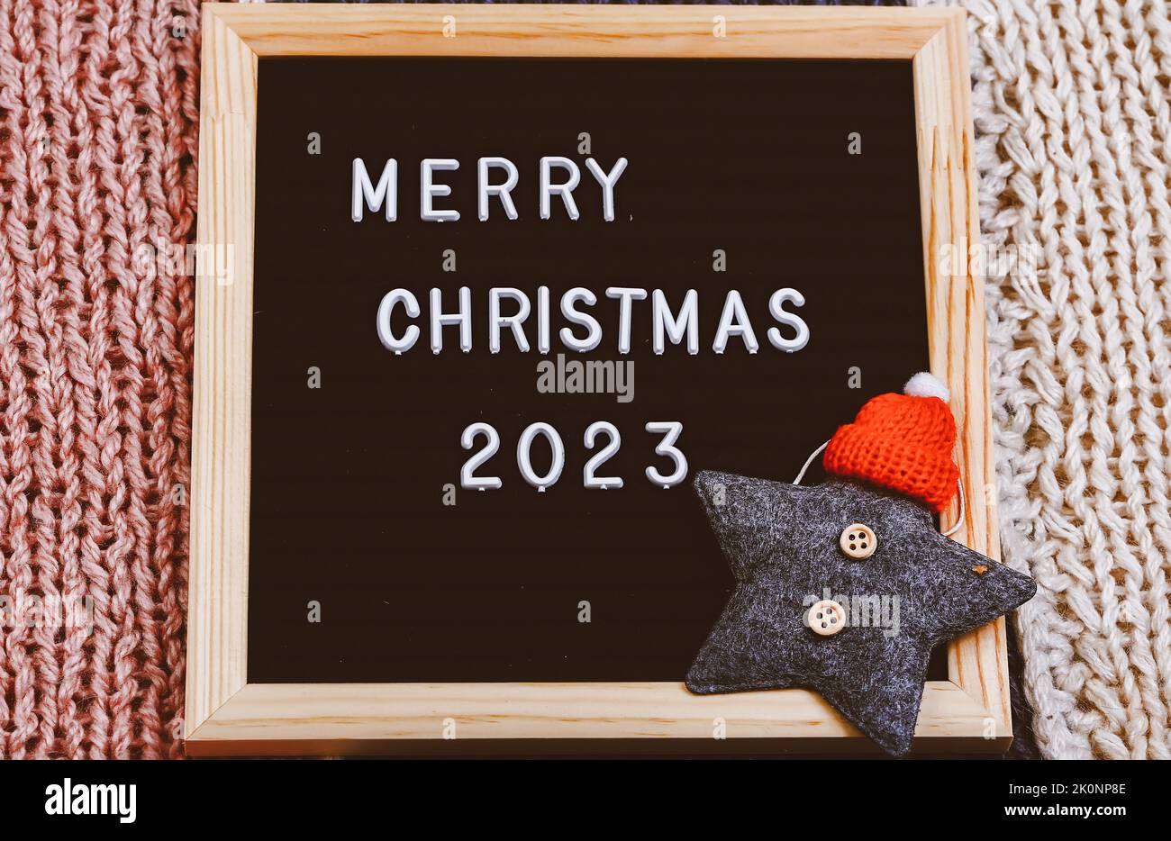 Lettrage joyeux Noël sur le tableau de lettres. . le nouveau contexte