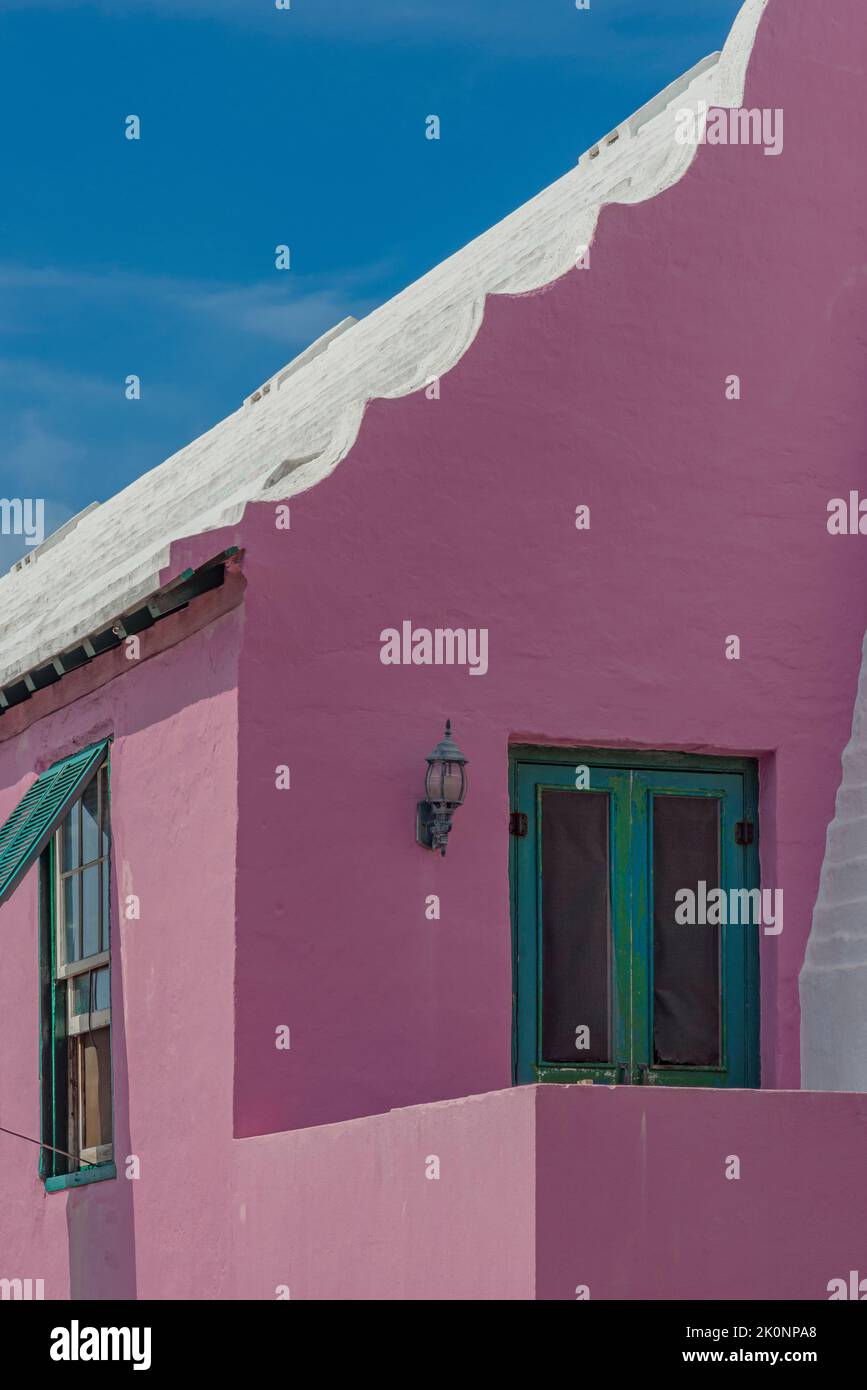 Architecture traditionnelle des Bermudes Maison rose blanc toit vert volets et porte en gros plan Banque D'Images