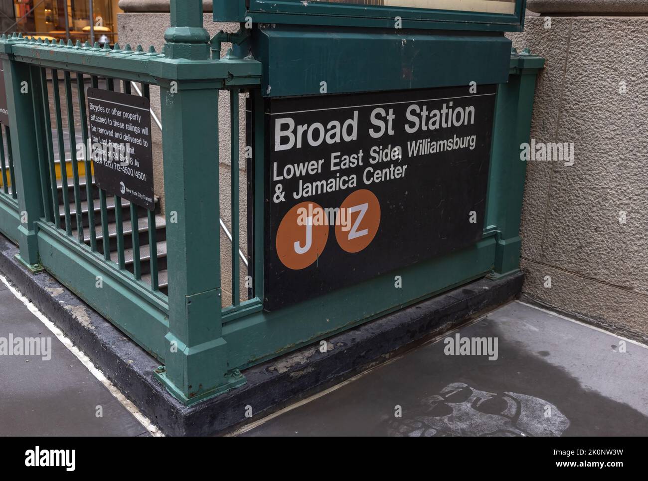 NEW YORK, New York – 11 septembre 2022 : une grande entrée de métro de la station de rue est visible dans Lower Manhattan. Banque D'Images