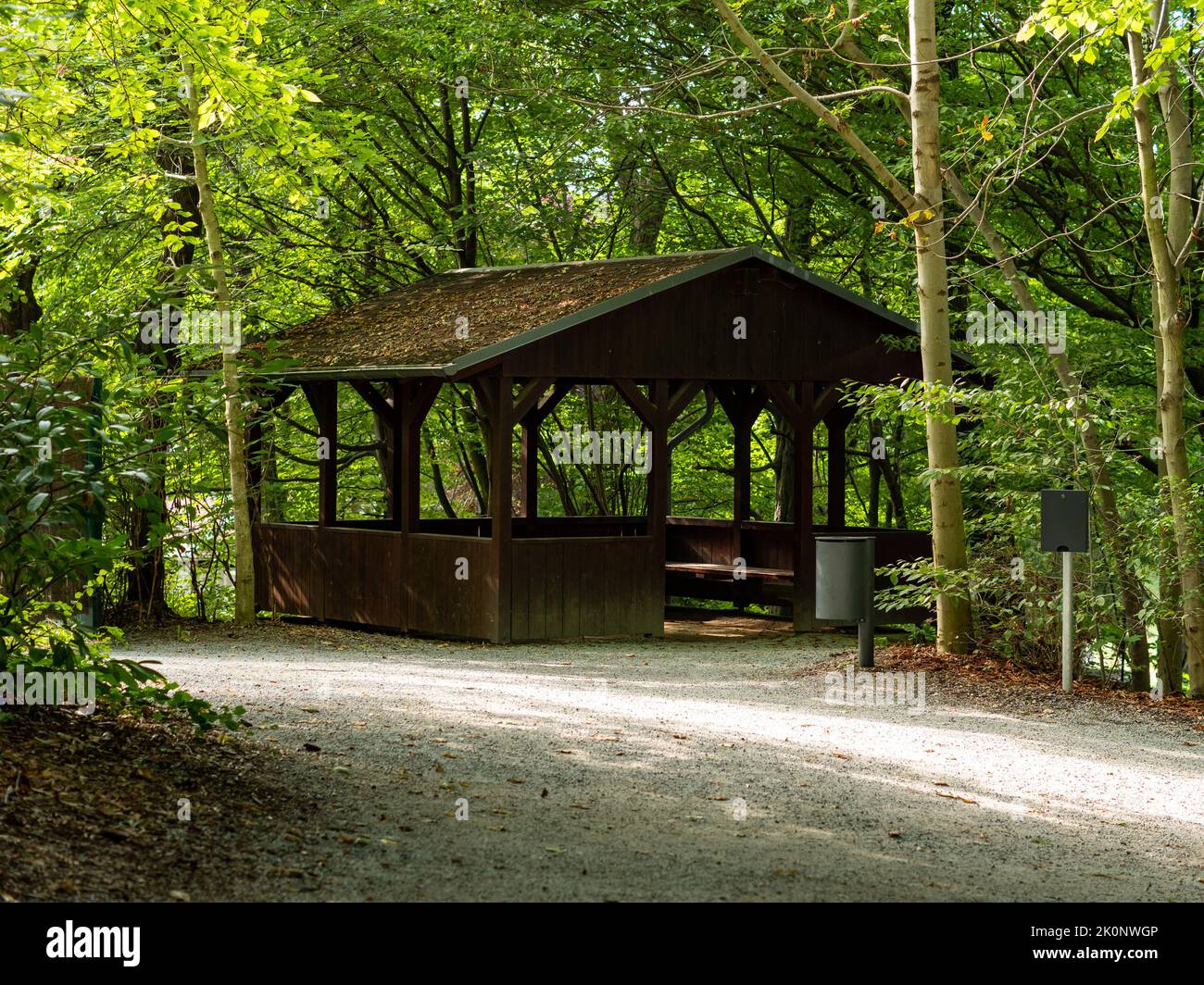 Chalet en bois pour les touristes dans les bois. Voyager dans une forêt et trouver un endroit public pour se reposer. Maison vide dans la nature pour profiter de temps libre Banque D'Images