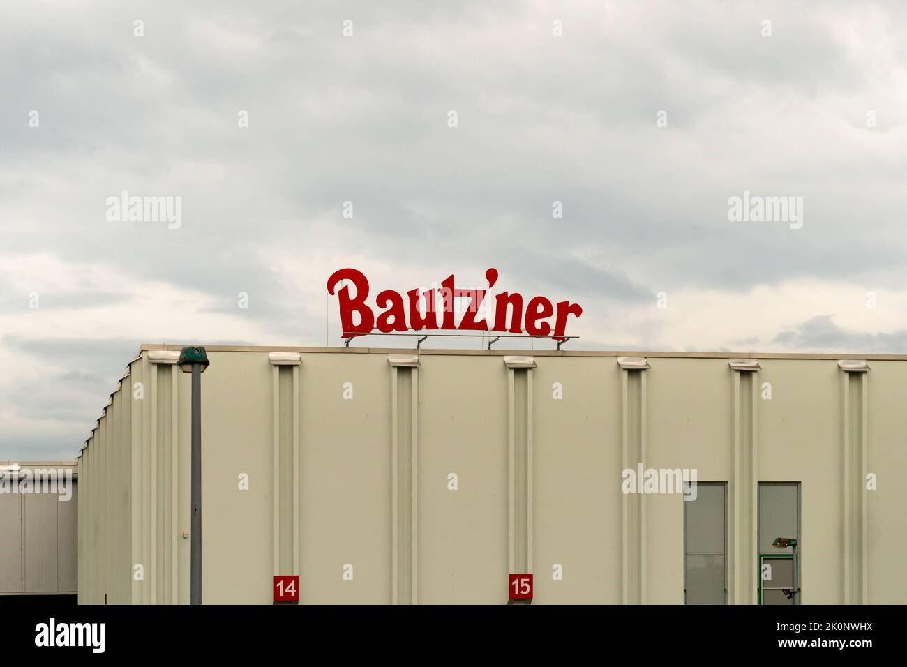 Logo Bautz'ner sur le bâtiment Bautzner Senf und Feinkost GmbH. Un producteur allemand de moutarde situé en Saxe. Le ciel est couvert de nuages. Banque D'Images