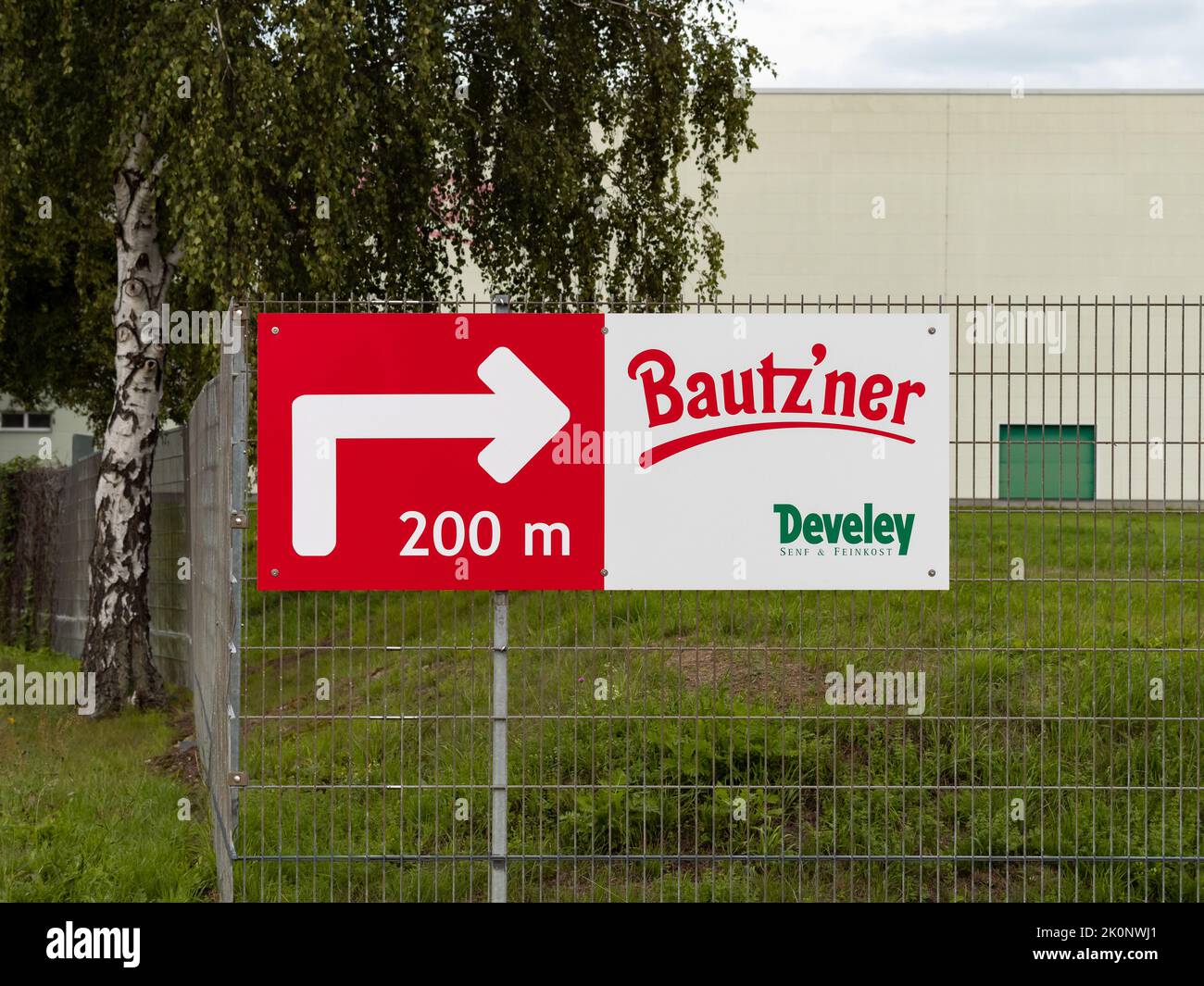 Le logo Bautz'ner et le logo Develey sur un panneau d'information. Guide de l'entrée. Fabricant saxon de moutarde et de sauces. Bautzner Senf GmbH Banque D'Images